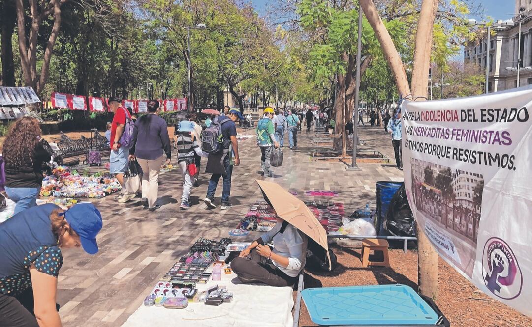 Los ambulantes ocuparon los pasillos interiores de la Alameda Central, así como los del lado de avenida Juárez y Ángela Peralta, antes de llegar a la explanada del Palacio de Bellas Artes. (25/02/2025) Foto: Diego Simón Sánchez / El Universal