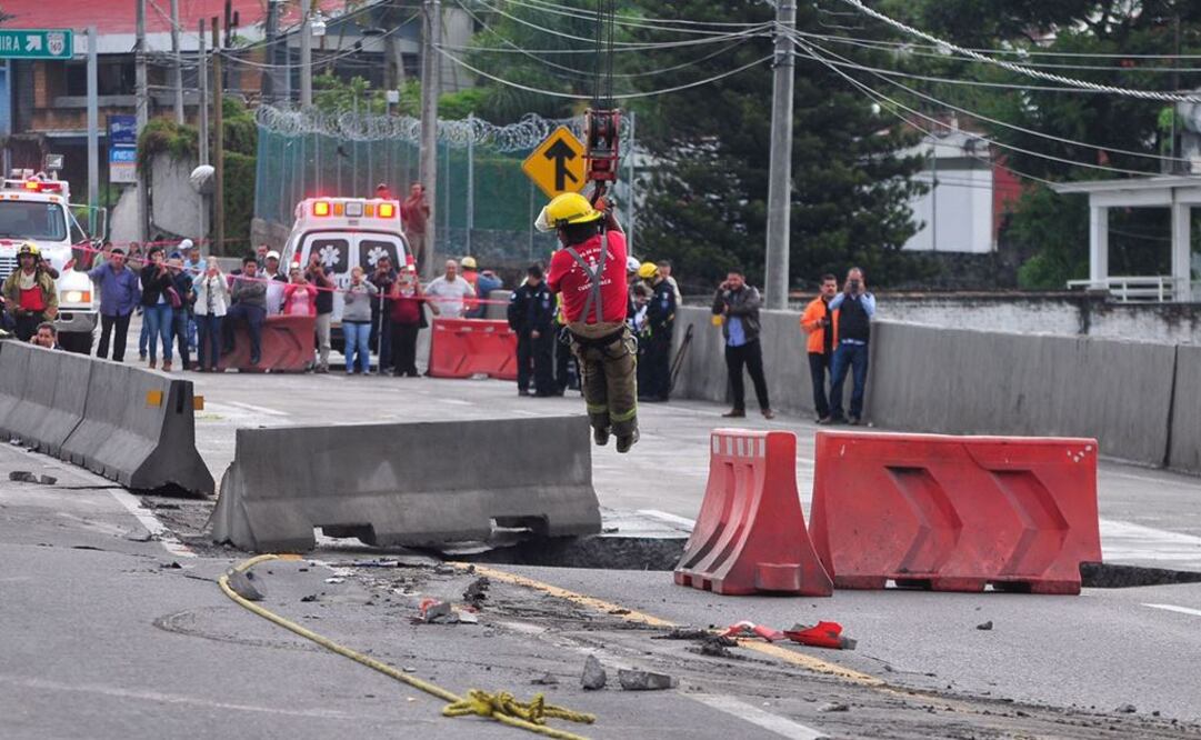 Las lluvias de esta madrugada reblandecieron una obra de reparación en el Paso Express Tlahuica y provocaron un socavón en el que cayó un auto con dos personas a bordo. Foto: Tony Rivera / ELUNIVERSAL