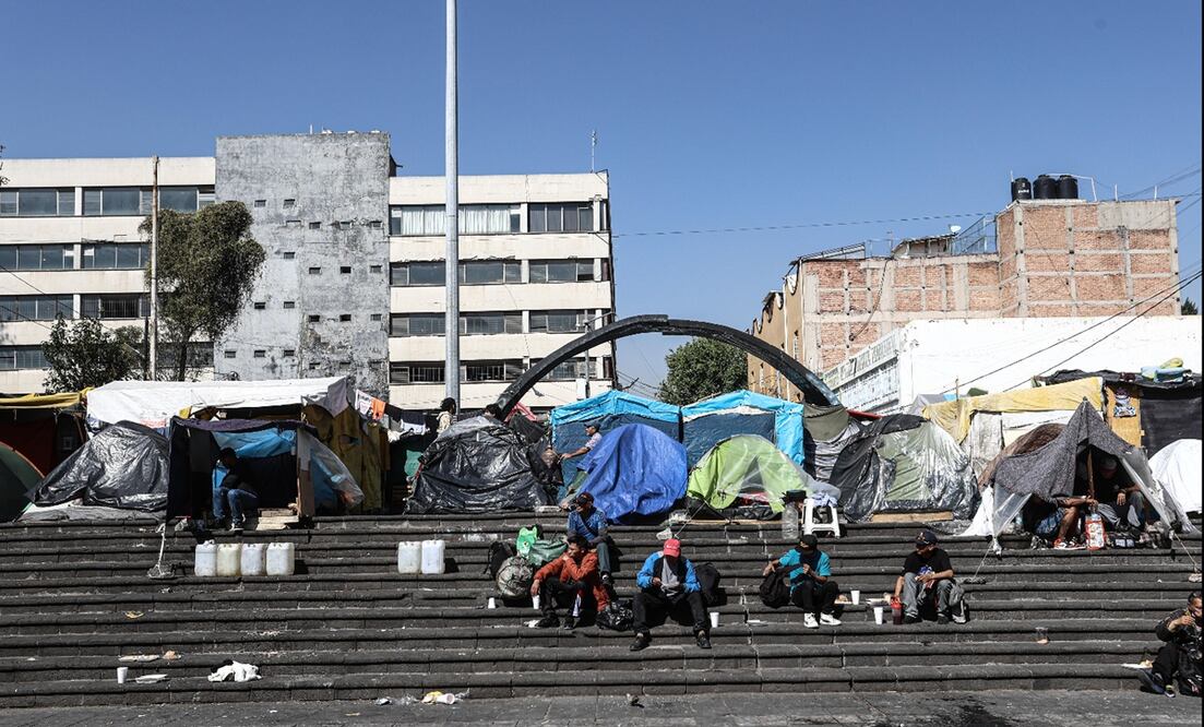 Campamento de migrantes en la Plaza de la Soledad en la alcaldía Venustiano Carranza, el 26 de febrero de 2025. Foto: Gabriel Pano/EL UNIVERSAL