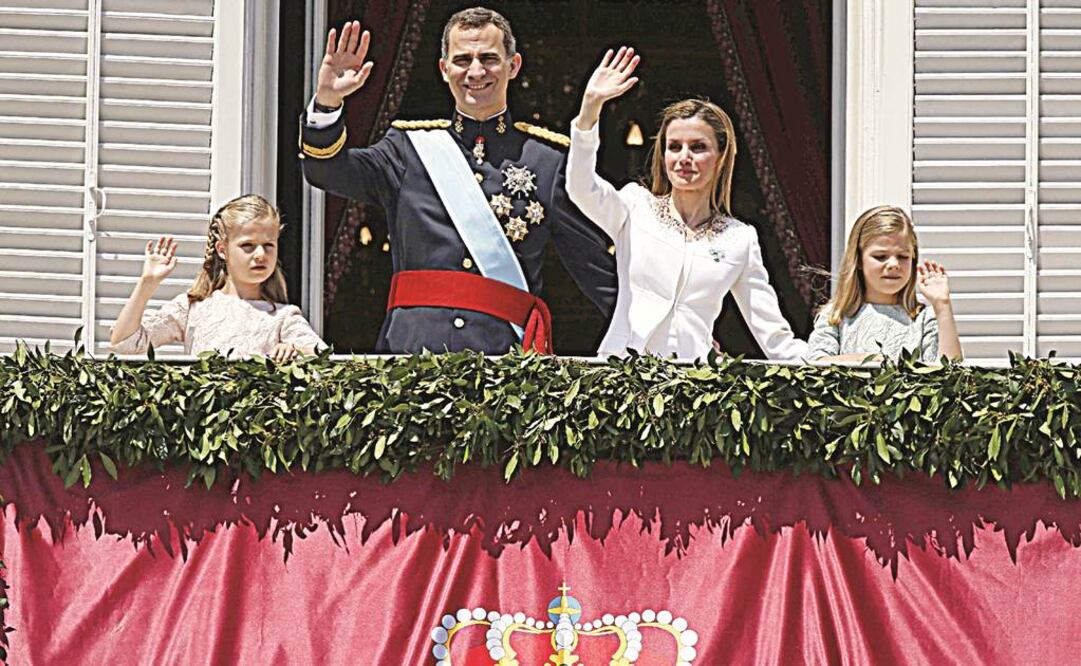 Los reyes Felipe VI y Letizia, junto a sus hijas la princesa Leonor y la infanta Sofía, en el balcón central del Palacio Real, donde salieron para saludar al pueblo español tras la proclamación del monarca en las Cortes, hace un año