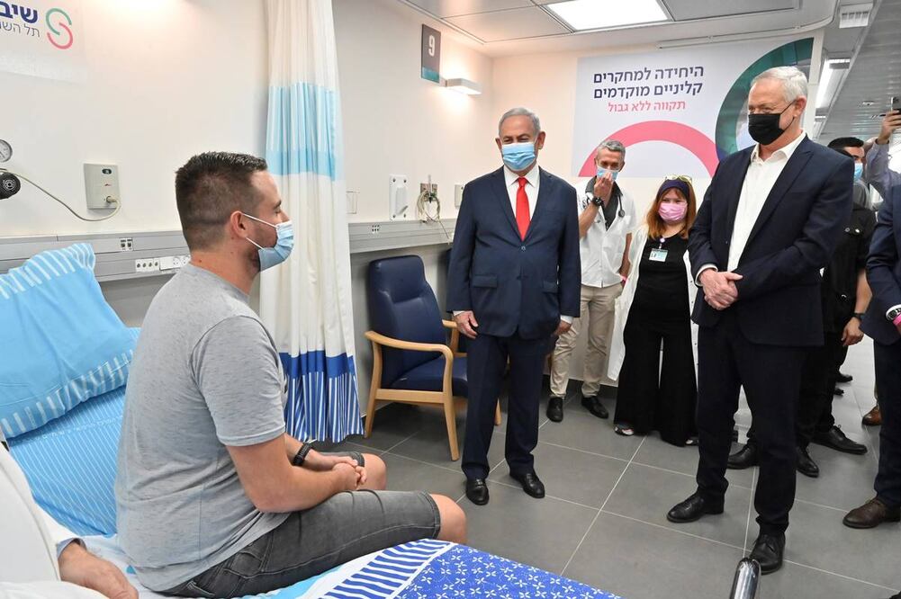 El israelí Segev Harel fue el primer voluntario en recibir la vacuna contra la Covid-19. Foto. EFE