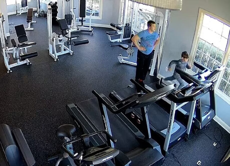 Un video del gimnasio Atlantic Heights Clubhouse muestra cómo Christopher Gregor obligaba a su hijo de seis años a hacer ejercicios no aptos para su edad, mientras lo llamaba "gordo". FOTO: Captura de pantalla
