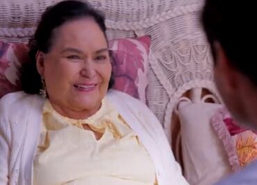 Sonriente y en una cama, así fue la última escena de Carmen Salinas