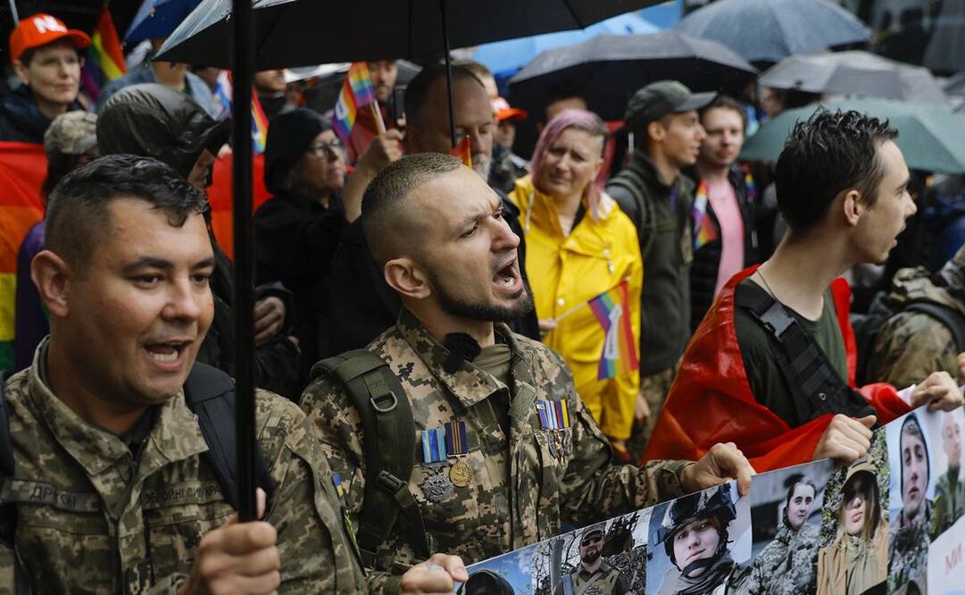 representantes de la comunidad LGBT tienen una pancarta que muestra fotos de soldados LGBT muertos en acción en medio de la invasión rusa. Foto: EFE