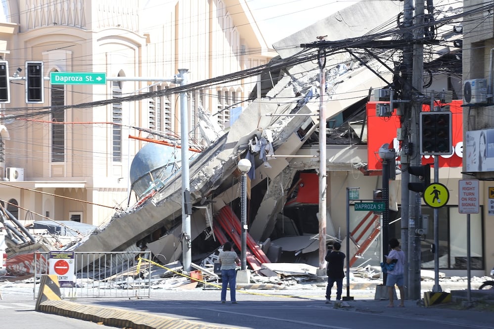 Un edificio colapsado en General Santos por el terremoto en Filipinas. FOTO: AP