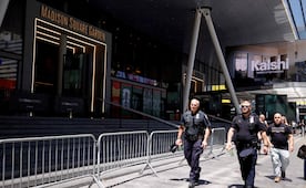 Bradley Cooper, Gigi Hadid y la publicista de Taylor Swift llegan al Madison Square Garden, donde se reporta la boda de la cantante
