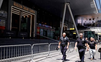 Bradley Cooper, Gigi Hadid y la publicista de Taylor Swift llegan al Madison Square Garden, donde se reporta la boda de la cantante