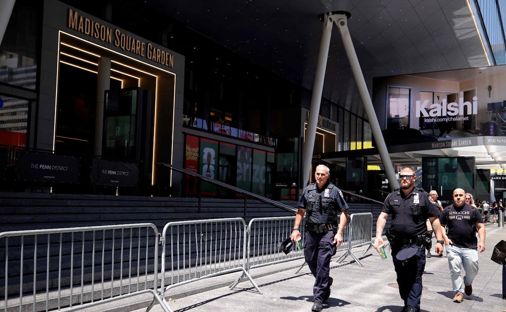 Agentes de policía caminan frente al Madison Square Garden de Nueva York el 3 de julio de 2026. El entusiasmo mundial por la "boda real" estadounidense entre la reina del pop Taylor Swift y la estrella de la NFL Travis Kelce alcanzó su punto álgido el 3 de julio, tras conocerse informes de que la pareja ya había contraído matrimonio antes de su espectacular ceremonia de alto nivel en el famoso Madison Square Garden de Nueva York.
Foto: Leonardo MUNOZ / AFP.