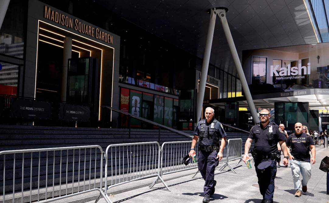 Agentes de policía caminan frente al Madison Square Garden de Nueva York el 3 de julio de 2026. El entusiasmo mundial por la "boda real" estadounidense entre la reina del pop Taylor Swift y la estrella de la NFL Travis Kelce alcanzó su punto álgido el 3 de julio, tras conocerse informes de que la pareja ya había contraído matrimonio antes de su espectacular ceremonia de alto nivel en el famoso Madison Square Garden de Nueva York.
Foto: Leonardo MUNOZ / AFP.