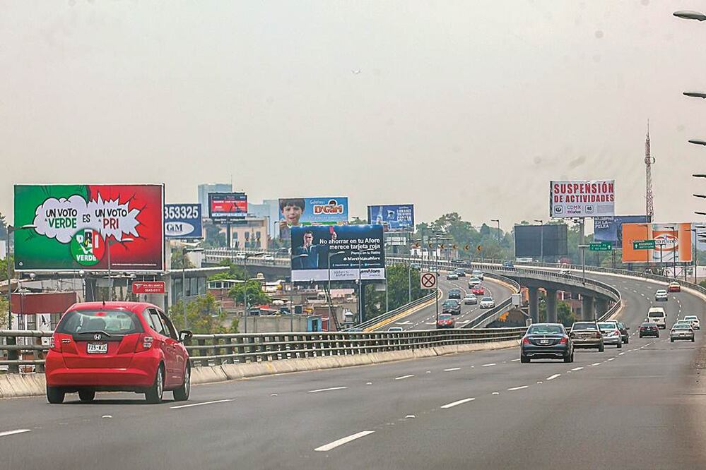 En un recorrido por Periférico, de Toreo Cuatro Caminos a San Jerónimo, EL UNIVERSAL constató el desorden que prevalece por el fallido Programa de Reordenamiento de Anuncios, implementado por la Seduvi. Foto: Yadín Xolalpa/EL UNIVERSAL