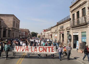 Sindicatos y organizaciones marchan por falta de pagos en sector educativo y de salud en Michoacán