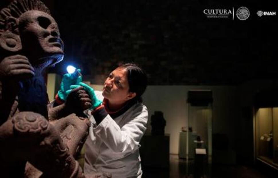 Estudio revela los colores de la escultura del dios Xochipilli