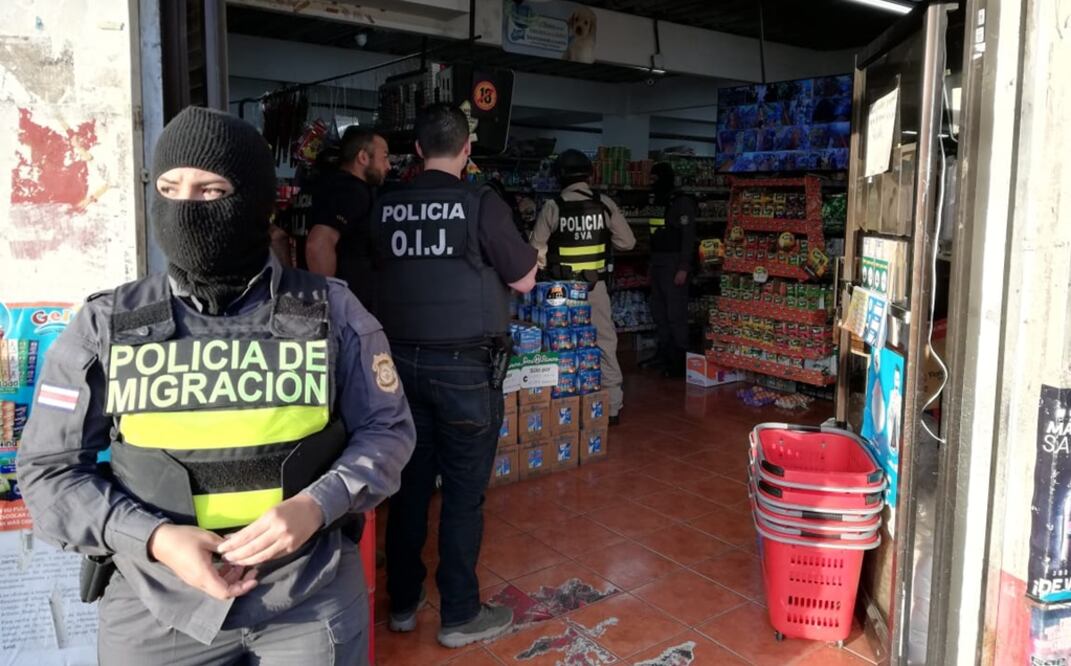Agentes costarricenses de Migración allanaron un comercio como parte de la operación para desarticular una red internacional de esclavitud de personas. Foto: Especial.