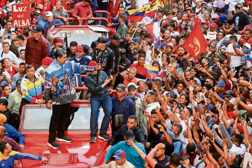El presidente de Venezuela, Nicolás Maduro, al saludar ayer a sus seguidores, en Caracas. Foto: de Miguel Gutierrez. EFE