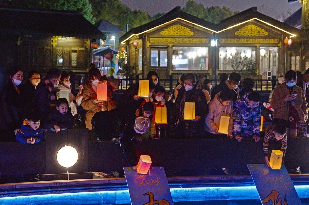Chinos, antes del Año Nuevo Lunar del Conejo en un parque en Changzhou, en la provincia oriental china de Jiangsu. Foto: AFP