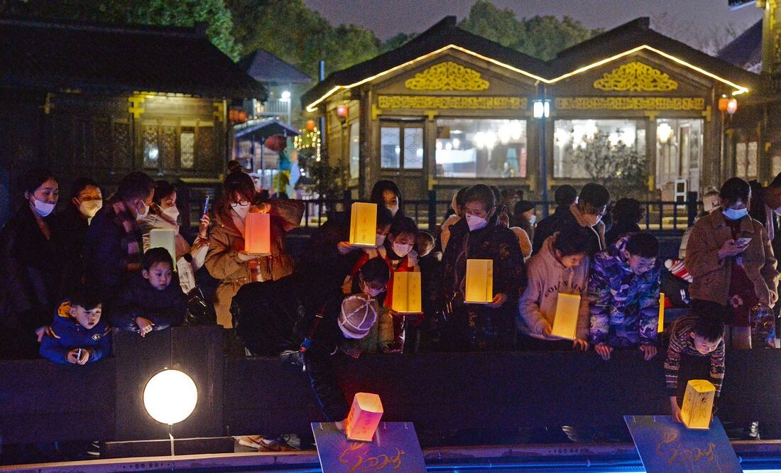 Chinos, antes del Año Nuevo Lunar del Conejo en un parque en Changzhou, en la provincia oriental china de Jiangsu. Foto: AFP