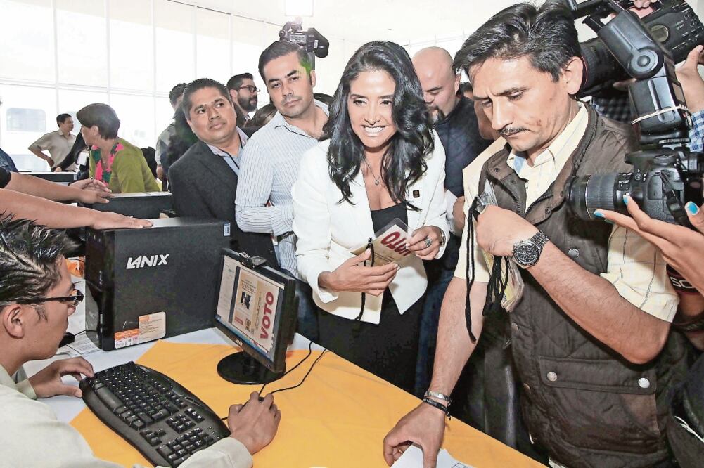 El sábado pasado, en el Consejo Nacional del PRD, Alejandra Barrales fue nombrada presidenta del sol azteca (ARCHIVO EL UNIVERSAL)