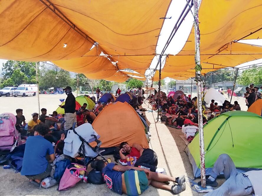 La unidad deportiva del municipio fue acondicionada para que los migrantes descansen. Foto Especial