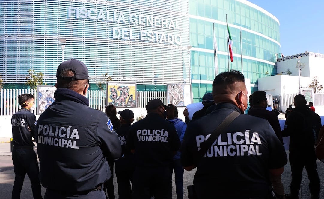 Familiares de los agentes llevaron a cabo una manifestación de protesta en las oficinas centrales de la Fiscalía General del Estado. Foto: Omar Contreras / EL UNIVERSAL