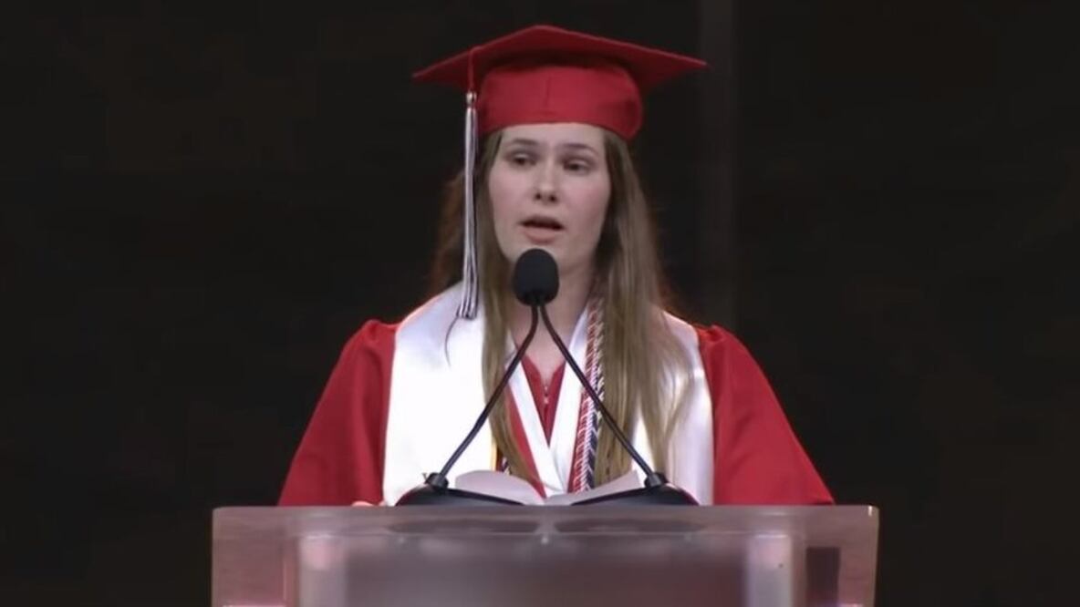 Paxton cambió el guion de su discurso de graduación para hablar sobre el aborto en Texas. Foto: Captura de pantalla 