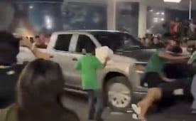 Conductor atropella a aficionados durante festejos por triunfo de México en Chihuahua; fue detenido tras intentar huir
