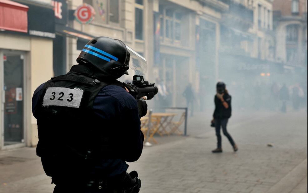Un agente de policía antidisturbios sostiene un lanzabalas de goma durante enfrentamientos con manifestantes en la plaza Joachim-du-Bellay, en París, el 10 de septiembre de 2025. Foto: AFP