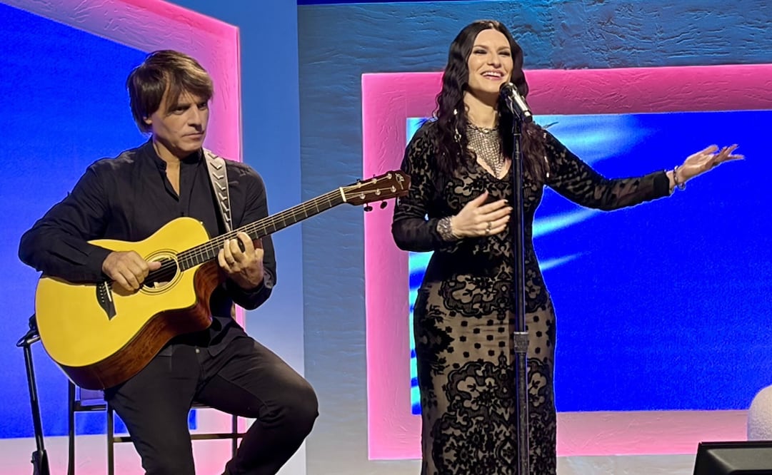La artista italiana Laura Pausini acompañada de su esposo, el guitarrista Paolo Carta, canta durante el segundo día de la Semana de la Música Latina de Billboard este martes, en el teatro The Fillmore de Miami Beach (Estados Unidos).
FOTO: EFE/ Pedro Pablo Cortés.
