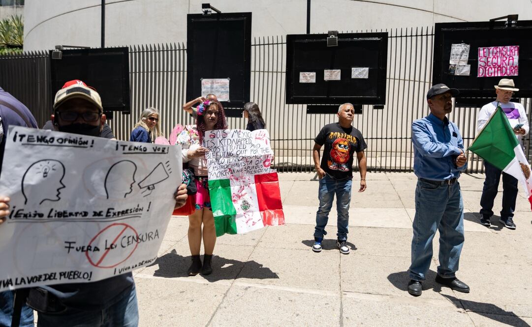 Protesta frente al Senado de la República en contra la Ley de Telecomunicaciones y Radiodifusión. Foto: Hugo Salvador / EL UNIVERSAL