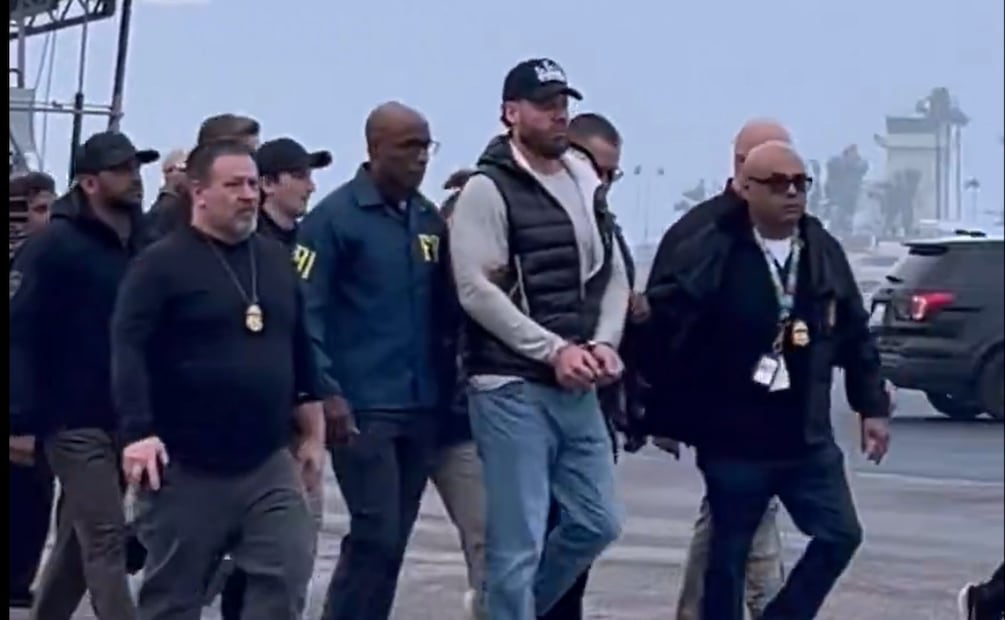 Difunden video de arribo del exatleta olímpico Ryan Wedding al Aeropuerto Internacional de Ontario, California Foto: Captura