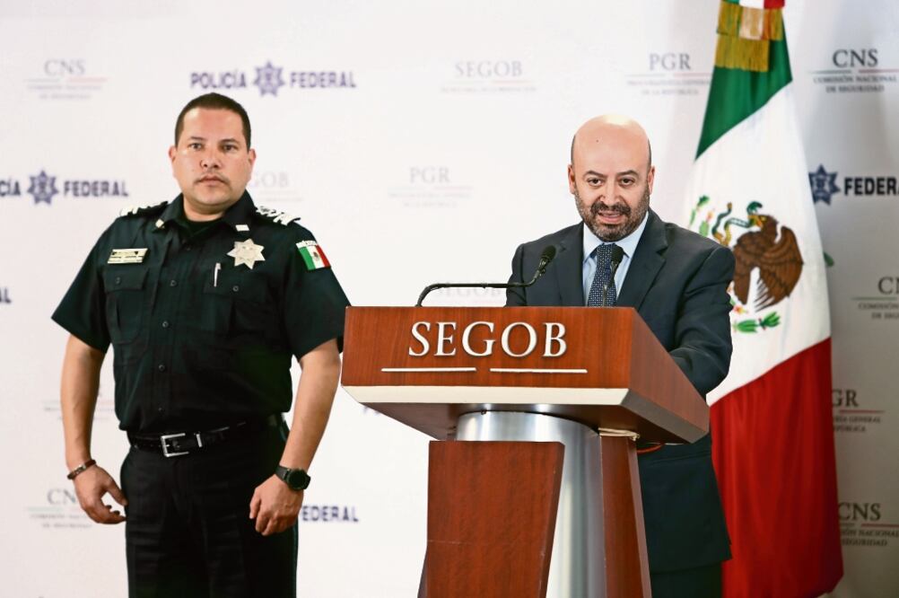 El titular de la CNS, Renato Sales (der.), dijo que para el envío del priísta Alejandro Gutiérrez a un penal federal buscan el acompañamiento de una organización defensora de los derechos humanos. (VALENTE ROSAS. EL UNIVERSAL)