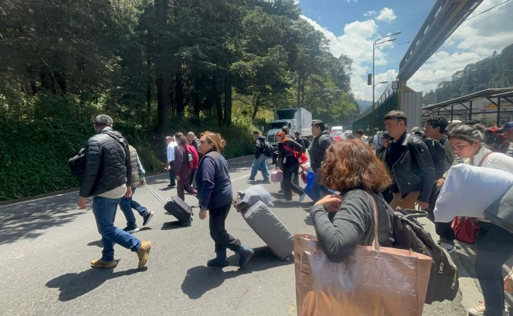 Cumple cinco horas bloqueo en México-Toluca; colapsa tránsito en La Venta.
Foto: Juan Carlos Williams.