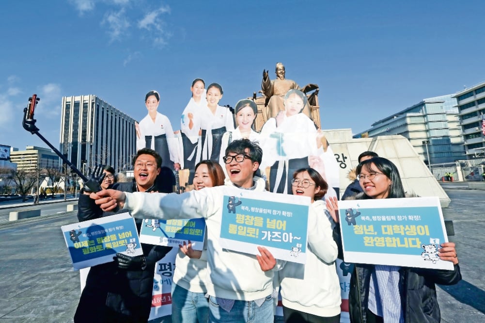 Satisfechos. Estudiantes universitarios surcoreanos se manifestaron ayer en Seúl a favor de las negociaciones con el régimen norcoreano (AHN YOUNG-JOON. AP)