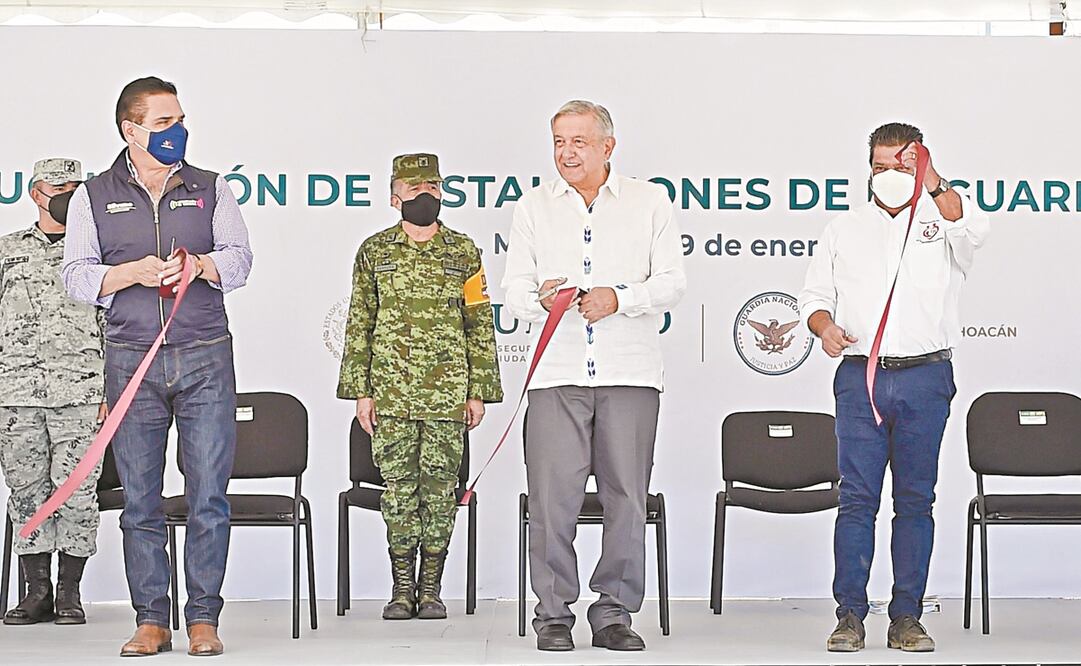 Acompañado por el gobernador de Michoacán, Silvano Aureoles (izq.), el presidente Andrés Manuel López Obrador inauguró ayer el cuartel de la Guardia Nacional en el municipio de Cotija. Foto: PRESIDENCIA
