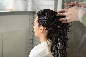 Cómo teñir el cabello oscuro sin decolorarlo