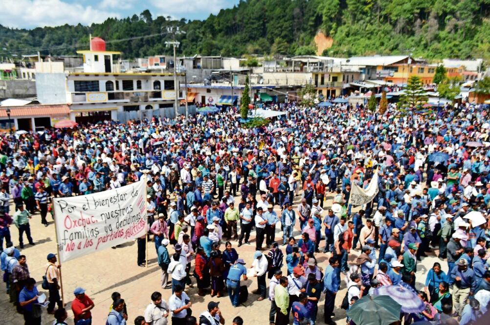 Los indígenas manifestaron su apoyo al alcalde Oscar Gómez López y aseguraron que en 2018 se regirán a través de sus usos y costumbres (JOSÉ CAMAS. EL UNIVERSAL)