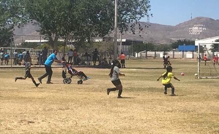 “Marito”, el niño con discapacidad que juega futbol con ayuda de su papá 