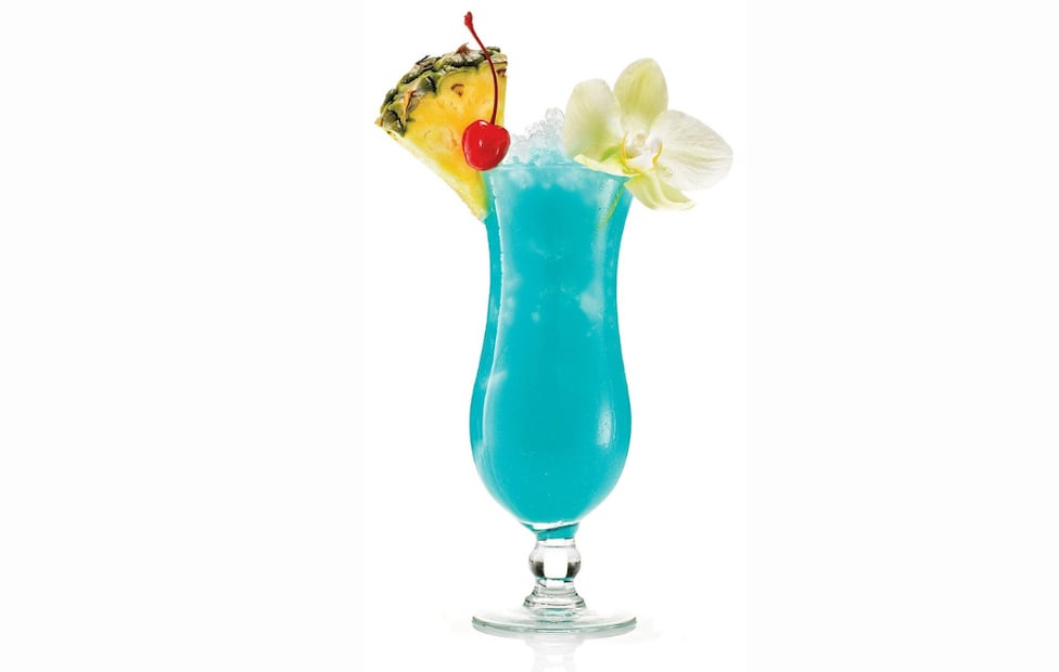 El Blue Hawaiian es un clásico de la coctelería tropical que combina la frescura del ron blanco con crema de coco, piña y el vistoso tono del Curaçao azul. Foto: cortesía de Fundación Herdez.