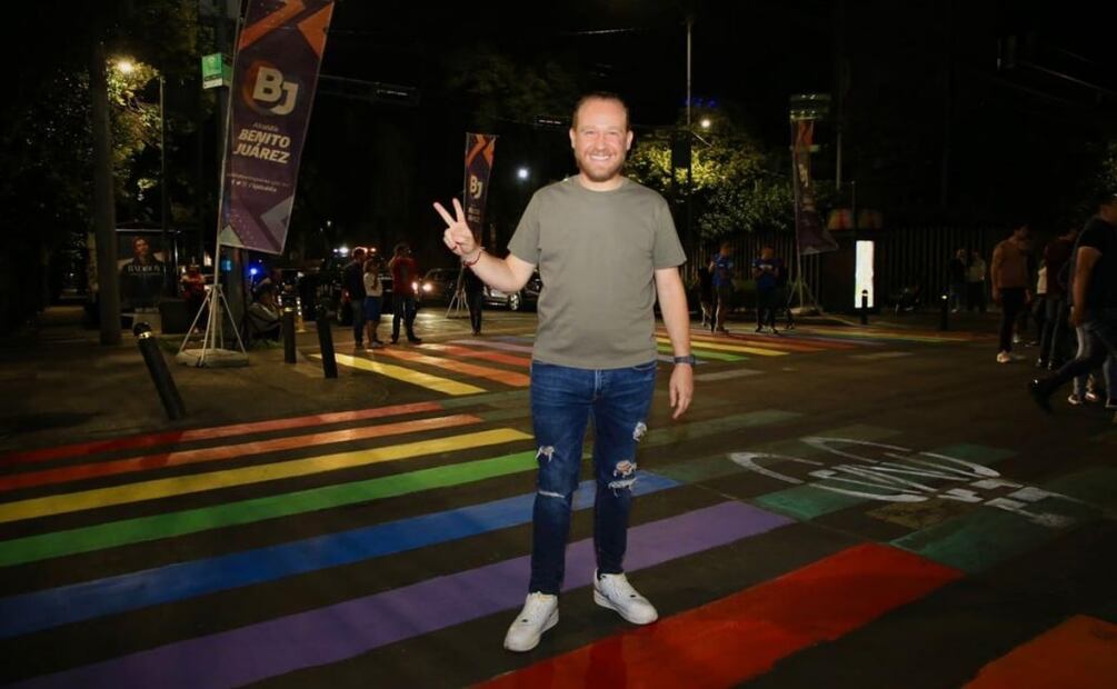 Taboada pinta con los colores del arcoíris cruce de la sede nacional del PAN. Foto: Especial