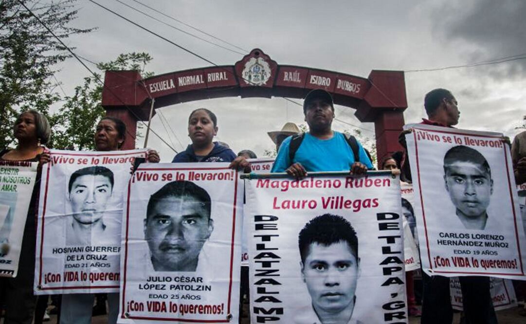 Estudiantes protestan frente a la Escuela Normal Rural "Raúl Isidro Burgos" de Ayotzinapa. Foto: archivo/EL UNIVERSAL