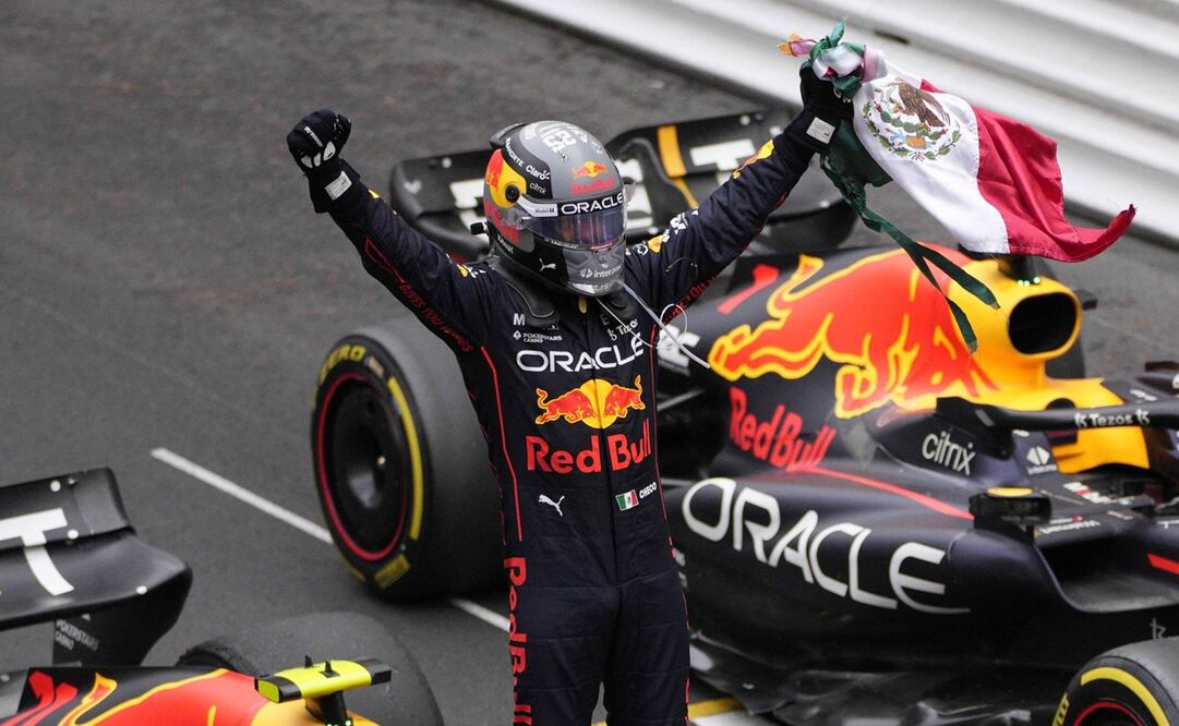 Checo Pérez celebrando su triunfo en el GP de Mónaco - FOTO: AP