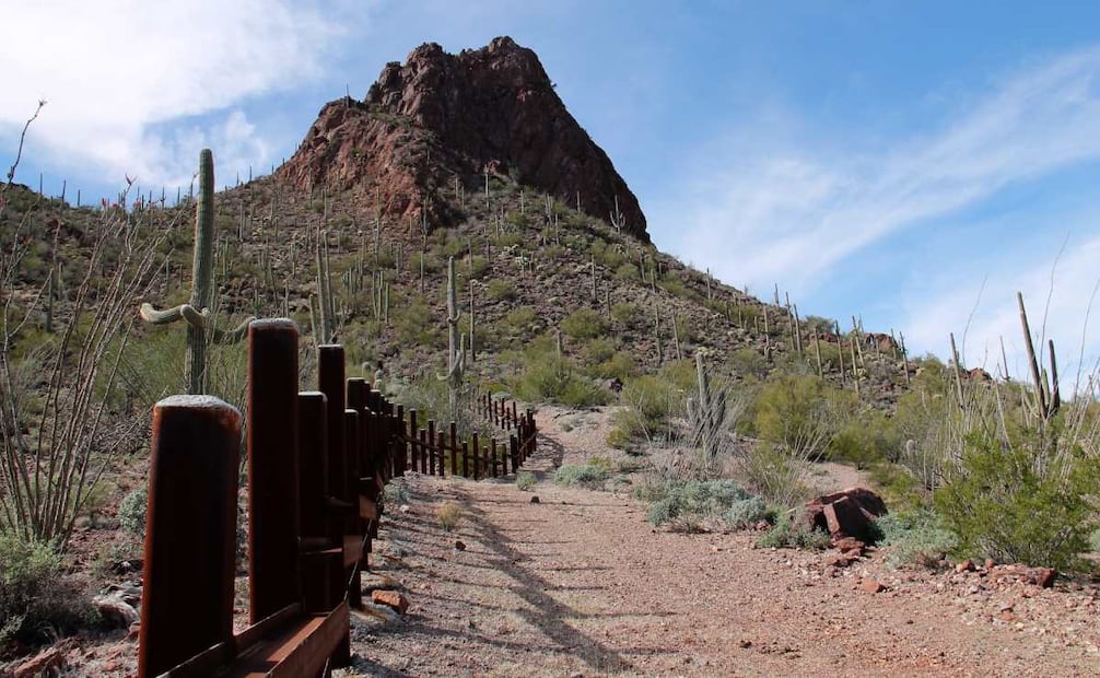 Contratistas del muro fronterizo ingresan a territorio Tohono O’odham en Arizona; tribu denuncia invasión.
Foto: Especial.