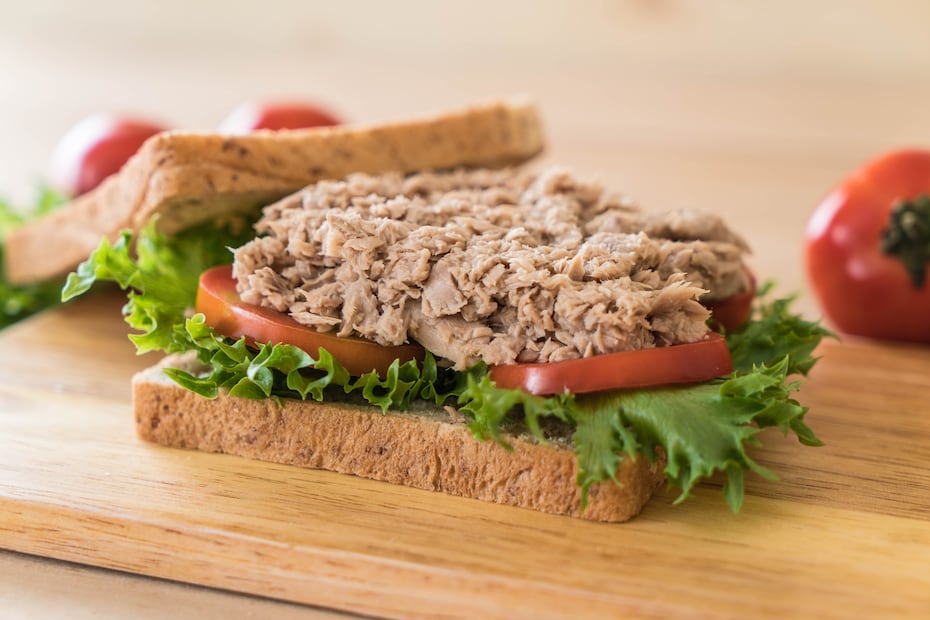 Un sándwich preparado con atún es una opción rápida, nutritiva y práctica para incluir este pescado en tu dieta diaria de forma balanceada. Foto: Freepik.