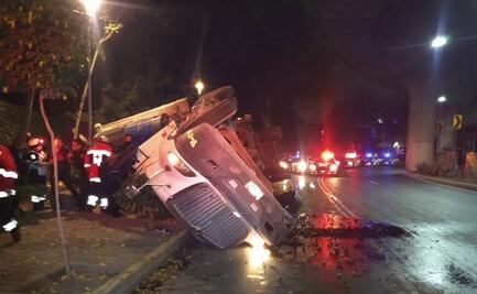 Vuelca tráiler en avenida Luis Cabrera; transportaba pollos