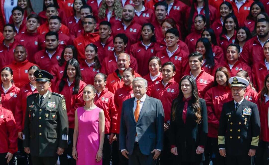 El Presidente encabezó el abanderamiento a la delegación de deportistas que estarán en los próximos juegos centroamericanos. Foto: Diego Simón / EL UNIVERSAL