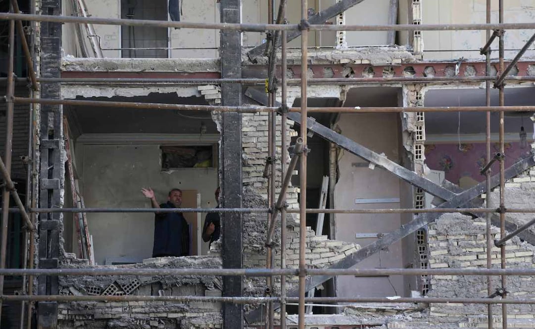 Imagen del 14 de abril de 2026 de personas de pie en un edificio destruido en los ataques de Estados Unidos e Israel, en Teherán, Irán. Los 40 días de ataques de Estados Unidos e Israel contra Irán, iniciados el 28 de febrero, causaron la muerte del entonces líder supremo de Irán, Ali Jamenei, junto con altos comandantes militares y más de tres mil civiles. Irán respondió con oleadas de ataques con misiles y drones dirigidos contra Israel y activos estadounidenses en Medio Oriente. Foto: Xinhua