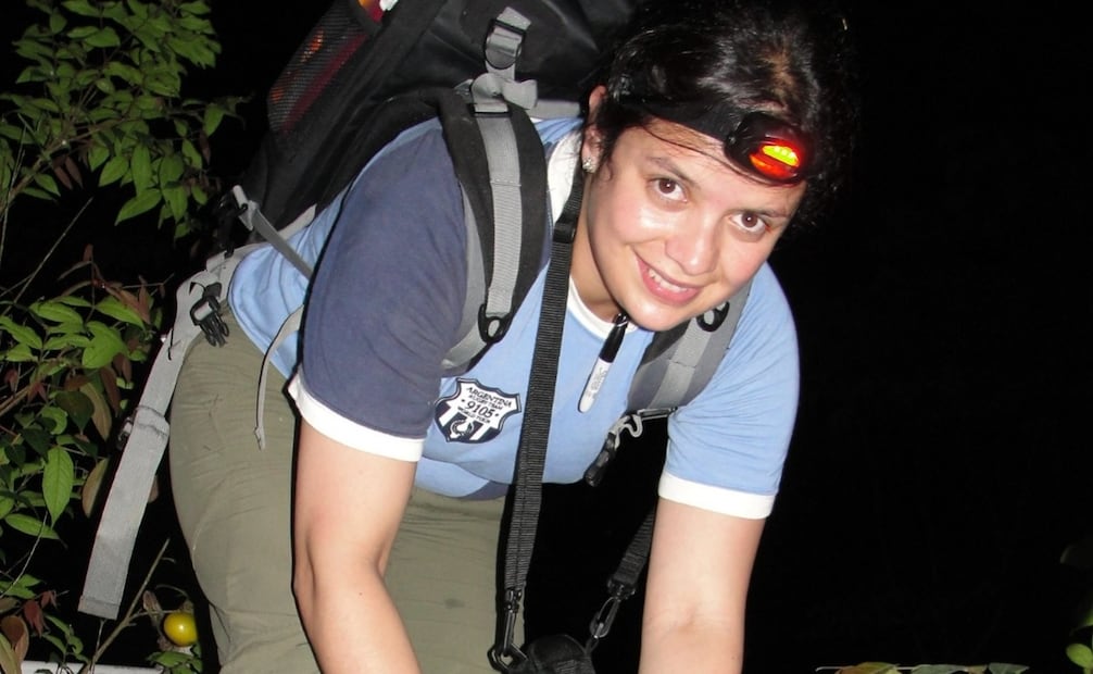 Durante una salida de campo, Vicky Flechas captura ranas para analizarlas. Foto: cortesía Andrew J. Crawford.