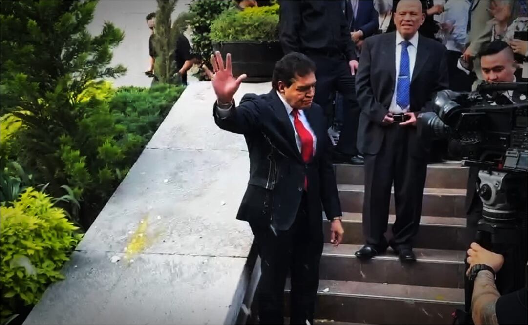 El secretario general del Sindicato de Trabajadores del Poder Judicial, Gilberto González Pimentel, fue abucheado y le arrojaron huevos, este 20 de septiembre del 2024. Foto: Manuel Espino