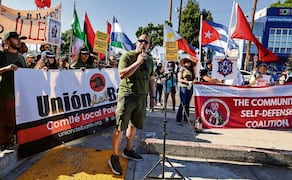 Activistas promigrantes al manifestarse ayer en Los Ángeles para exigir justicia por las muertes de Lorenzo Salgado Araujo y Joan Sebastián Guerrero. Foto: CHRIS TORRES/EFE