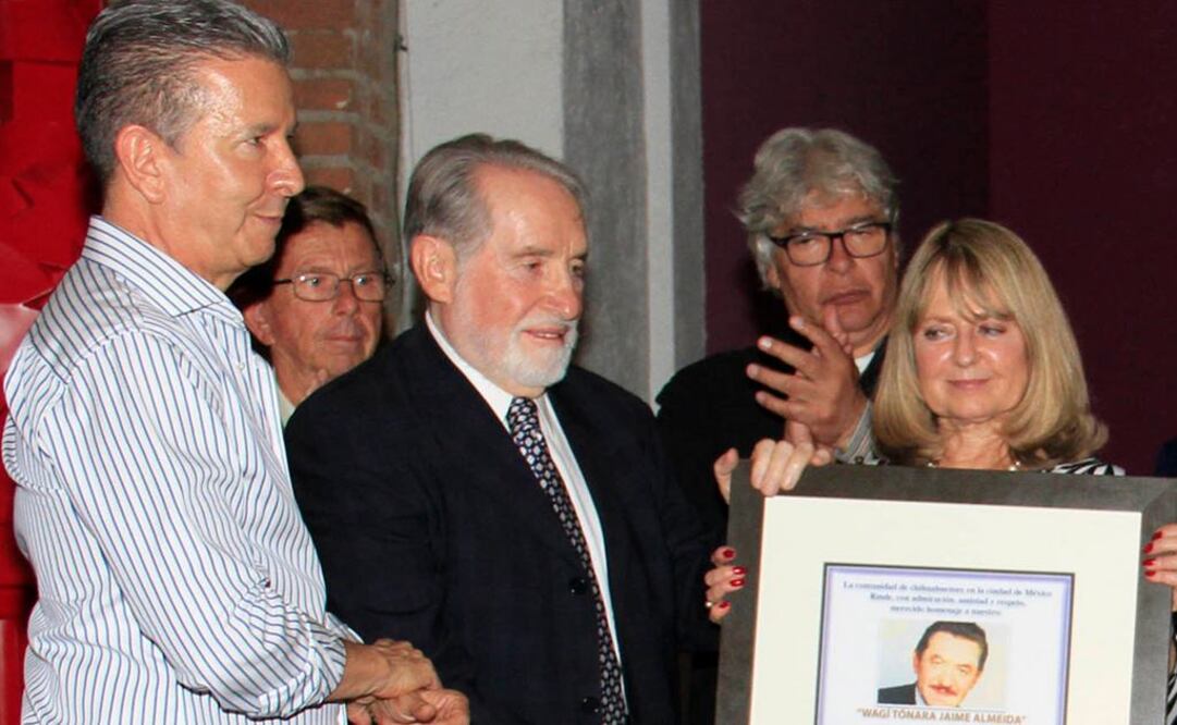 JoAnn Heidelberg recibió el reconocimiento en compañía de Jorge Camargo Almeida, José Luis Almeida y Sebastian. FOTO: Agustín Salinas / EL UNIVERSAL