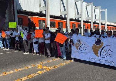 Débiles visuales bloquean Calzada de Tlalpan; piden mesa de trabajo por retiro de puestos ambulantes 